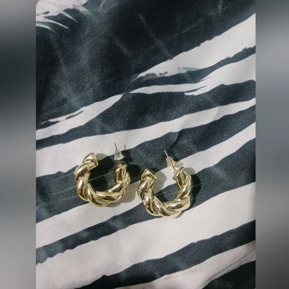 Women Fashion Gold Mini Hoop Earrings - Picture 6 of 6